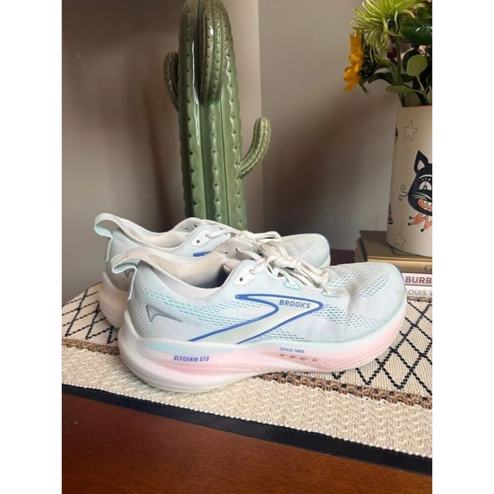 women’s Brooks shoes 10.5